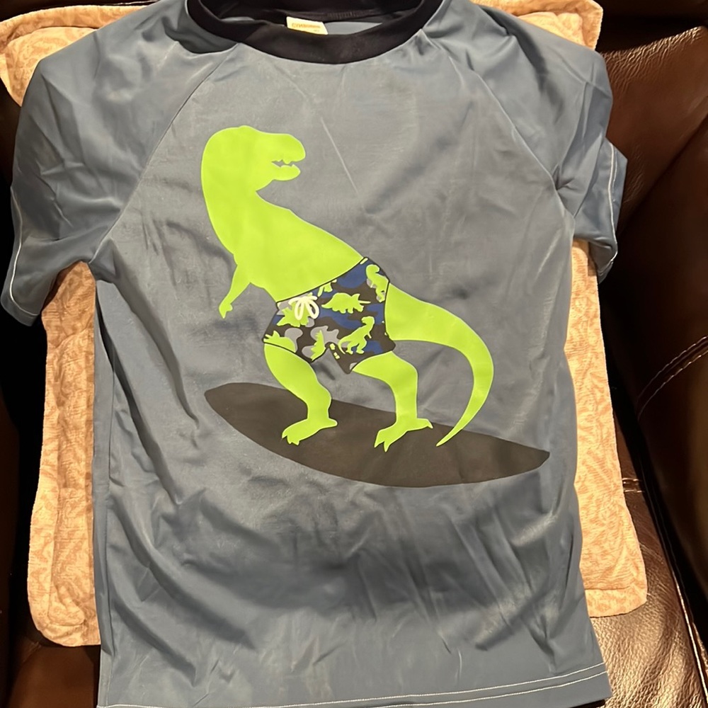 Boys swim shirt medium size 7/8 Rashguard
